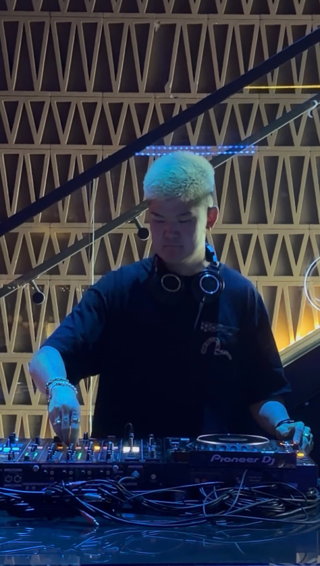 Live, Booth